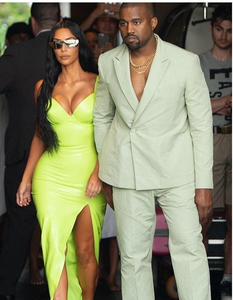 金卡戴珊的开叉裙开到大腿根，侃爷穿拖鞋参加婚礼，不走寻常路!