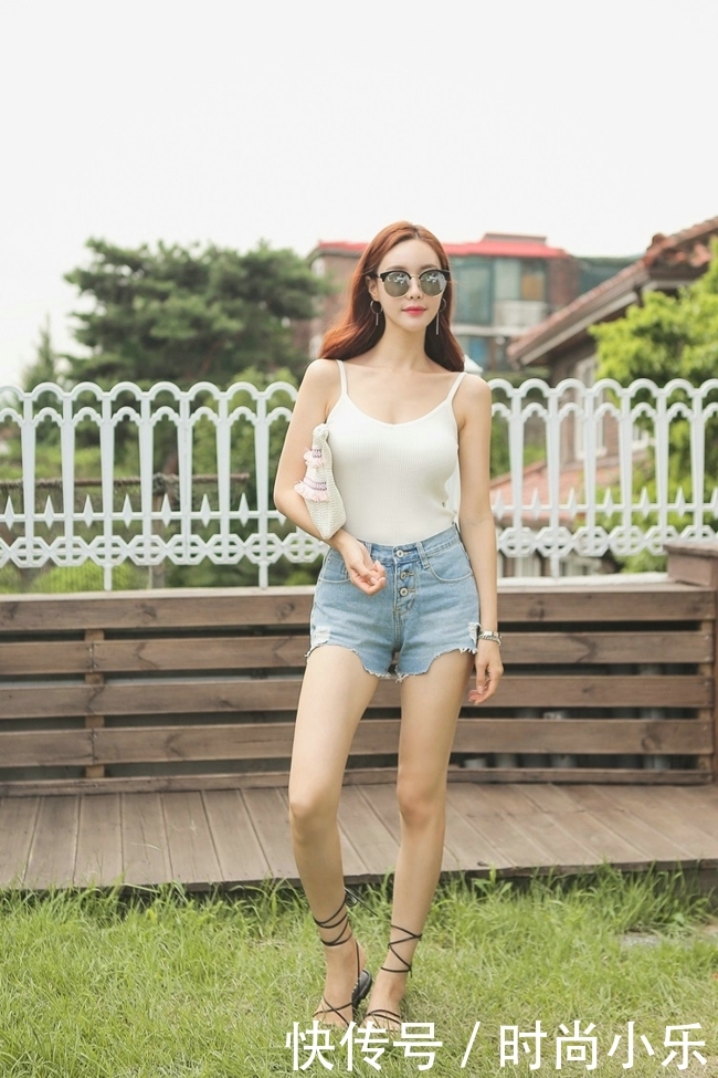 皮肤白嫩的小姐姐，紧身吊带秀性感锁骨，曼妙身姿优雅动人