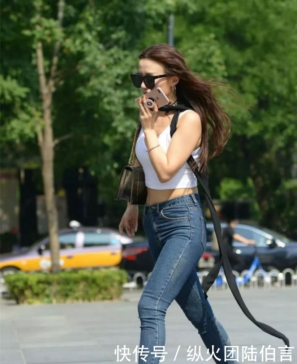 吊装@路人街拍:牛仔裤搭配白色吊装上衣,让你的美焕发光彩