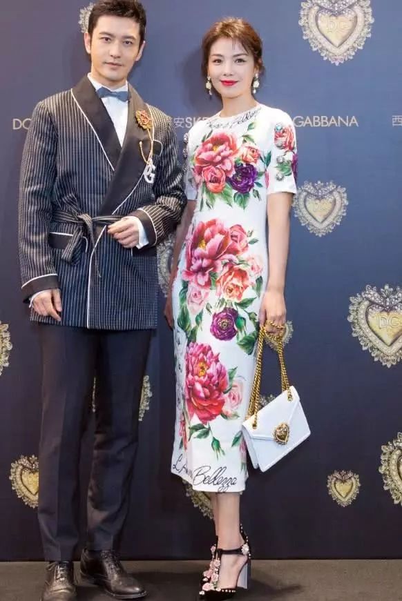 刘涛这鞋子真猛，10厘米高跟竟只用“一张纸”支撑，真怕它断了!