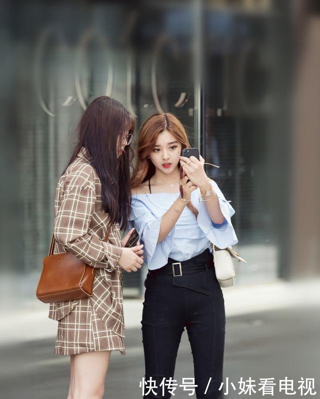 路人街拍，高颜值的小姐姐穿着干练又时尚，身材匀称，女人味十足