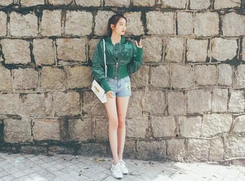 娜扎输给了关晓彤！不仅腿短，还九曲十八弯？