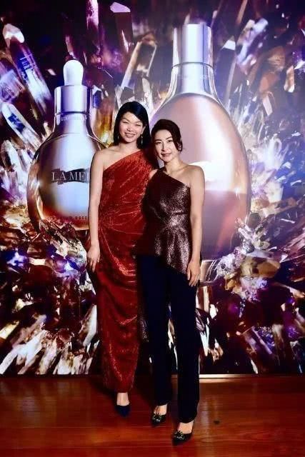 气质@郭晶晶终于认真打扮穿绣雕长裙优雅端庄,好气质豪门阔太里罕见