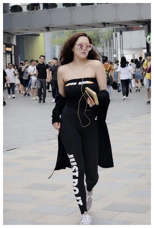 街拍：图1董璇胯真宽，图2这黑丝袜设计真独特！图4紫色丝袜美女