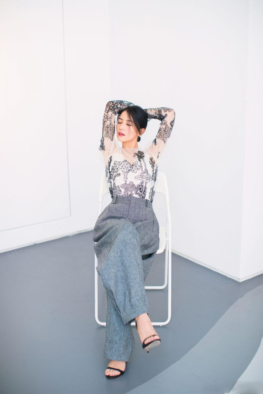 高圆圆:镂空上衣配大脚裤，高贵优雅