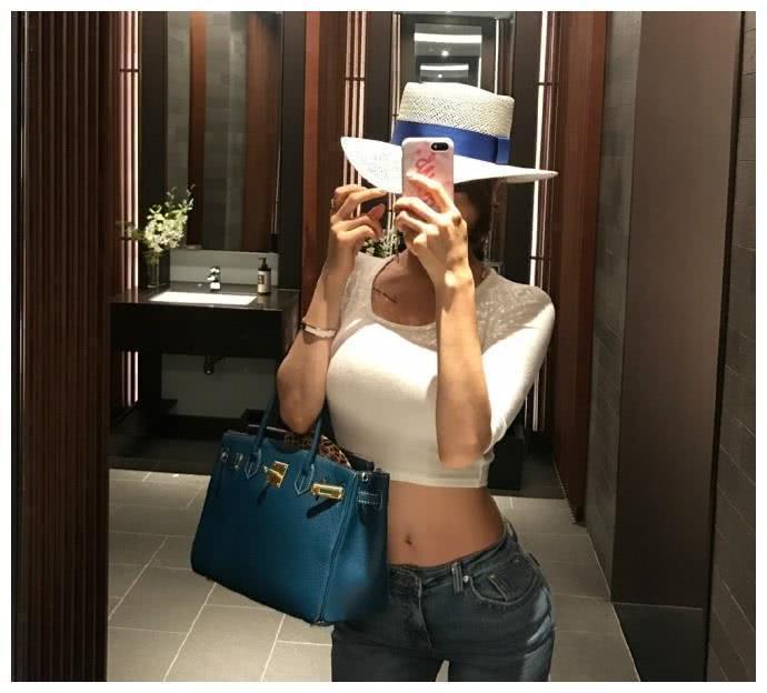 街拍：年轻靓丽身材好的小姐姐，不看脸都很迷人！