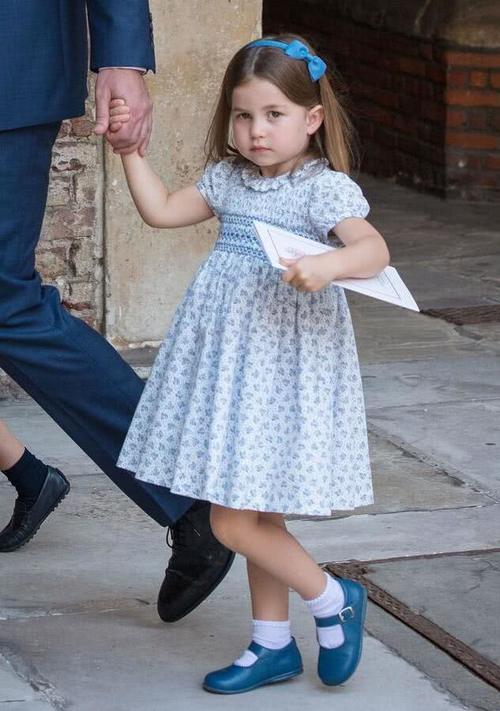 高颜值五口之家！路易王子受洗，被夏洛特公主的一袭印花裙带货了
