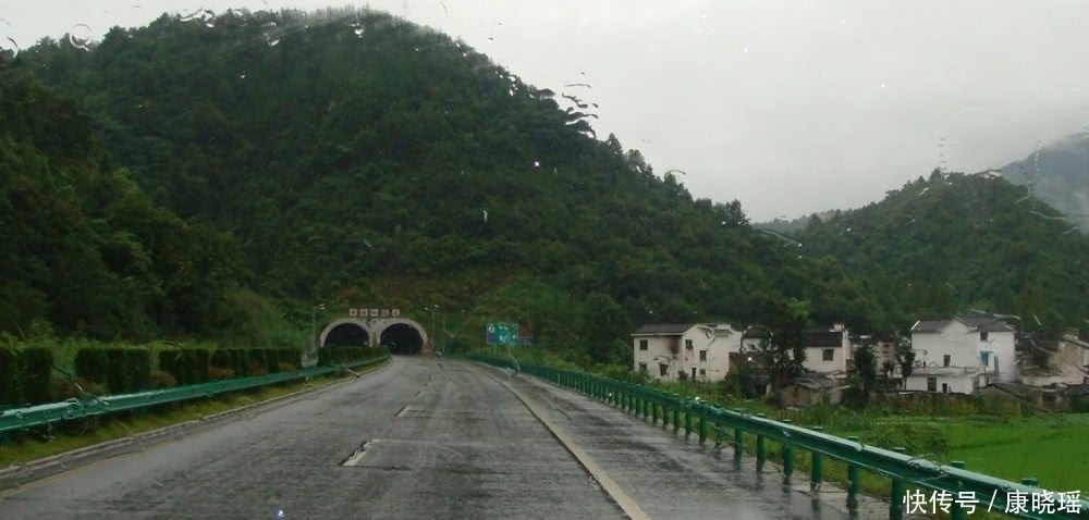  #车道#为什么老司机雨天跑高速都这么做，这里面大有学问，新手
