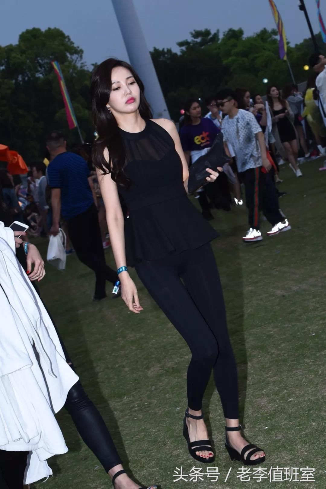 街拍:身材苗条在草坪上的性感妩媚美女