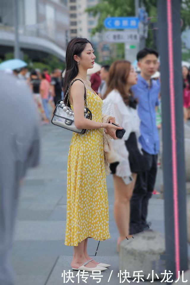 冲击力还@街拍:告别黑白灰,做一个“好色”的美少女,让你在这个春天明艳动人!