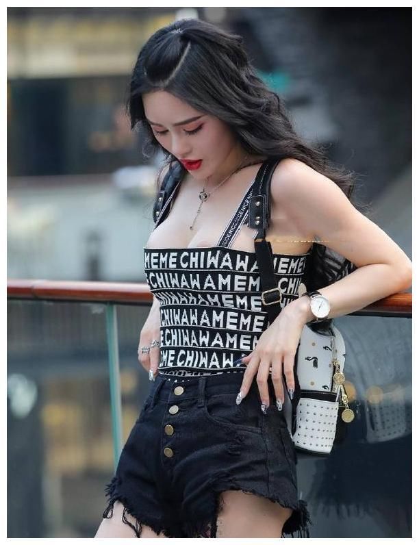 街拍：图1吊带上衣，图2牛仔裤，图3诱人超短裤！