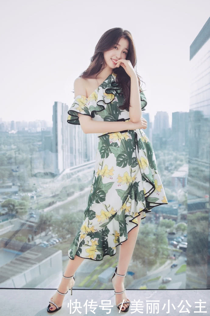 虞书欣为秀腿真拼，短裤短到坐着都尴尬，网友：不过腿确实是美！