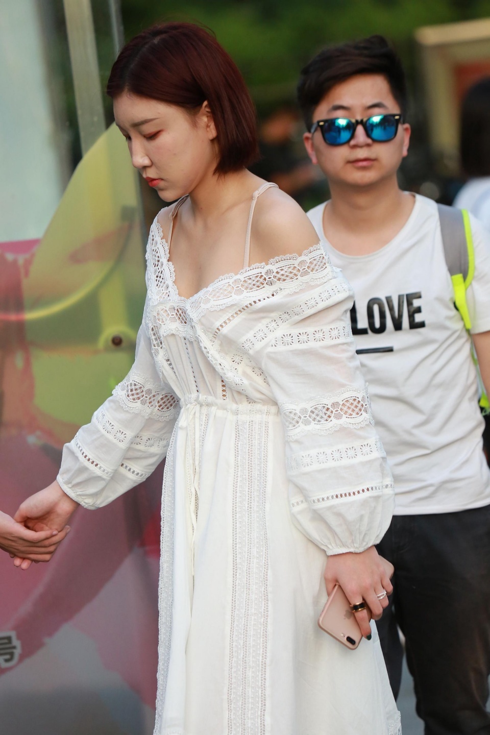 街拍：白色连衣裙美女，网友：后面的大哥像保镖