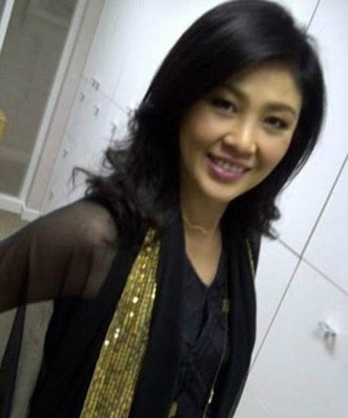 51岁泰国总理英拉:白色紧身打底衫上围傲人,最后一张让人好着迷