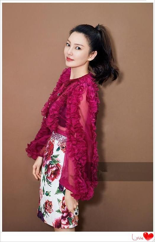 看了张雨绮穿绣花裙，再看看刘涛，网友：辣妈和大妈差距一目了然