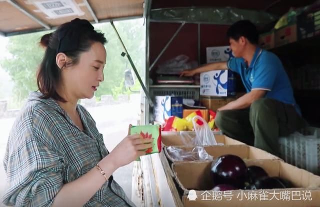 蒋勤勤单独挺大肚买菜，在商贩找了零钱说了 商贩回应：没零钱