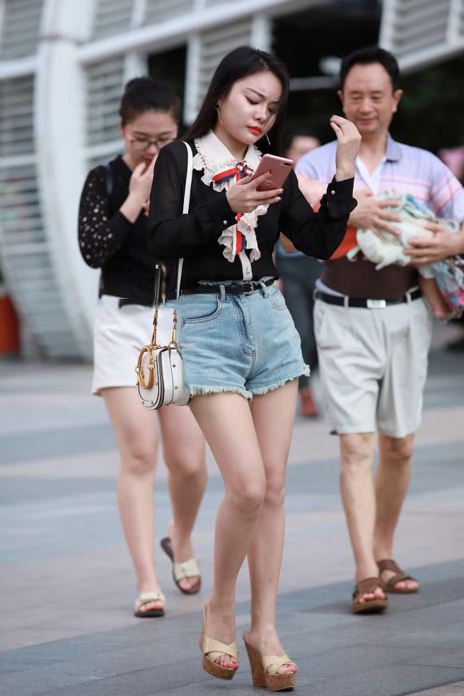 微胖小女人紧身小热裤穿出丰韵的好身材，贴身优雅线条