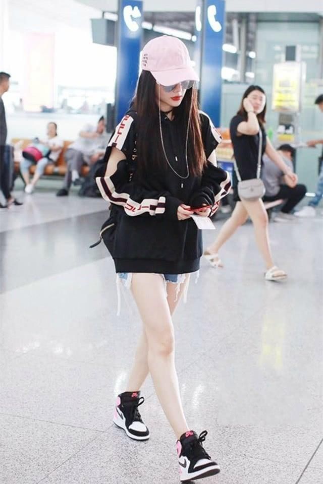 李小璐太狠了！短裤穿到大腿根还要割两刀，网友：还不如不穿！