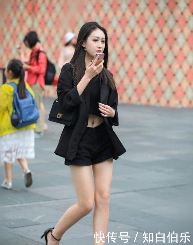 #紧身裤#路人街拍,美女十分的诱惑迷人,选择一款黑色紧身裤,非常好看