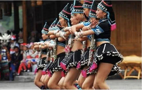 这个地方的女孩要么不穿裙子，要穿就只穿“5寸长”的超短裙！