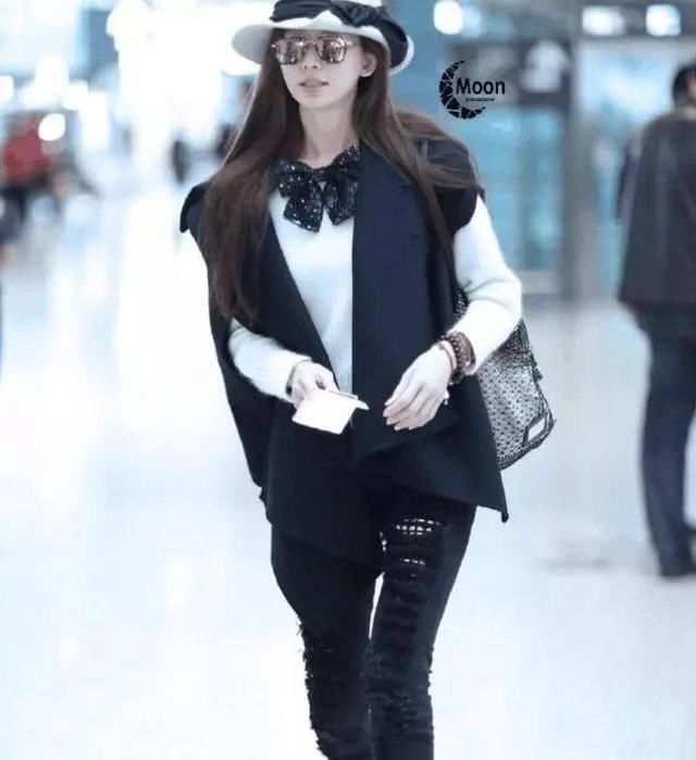 林志玲胆真大，皮裤穿成这样！网友：腿缝宽到能放下一个拳头！