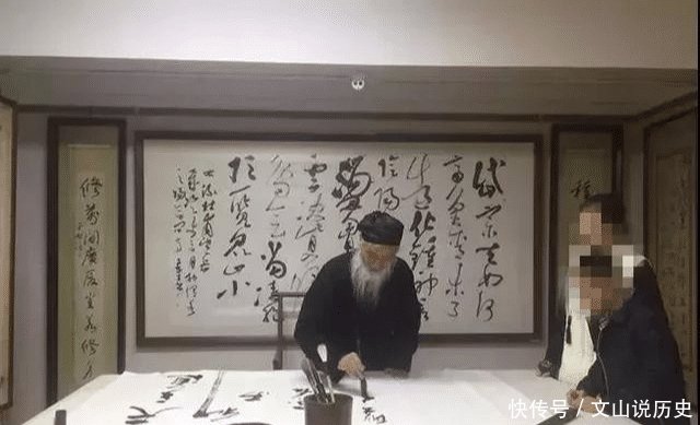 却说@道长书法卖到上亿元，书法专业人士却说“看不懂”