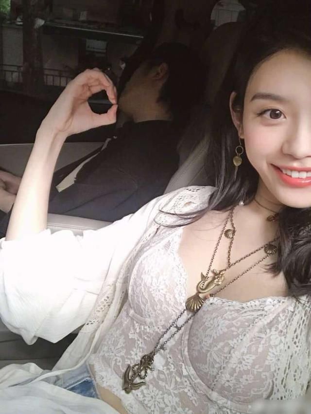 奚梦瑶真大胆，天气热脱得只剩内衣，网友：怪不得何猷君穷追不舍