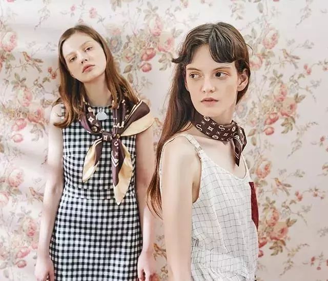 一条丝巾,拯救你无聊的穿搭