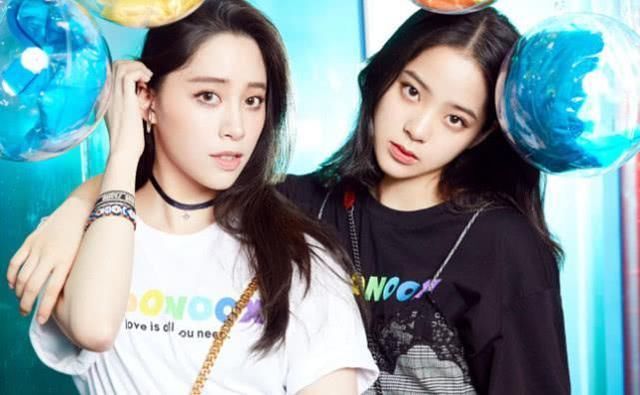 欧阳娜娜和姐姐拍合照，照片中姐姐身材高挑，完美的曲线