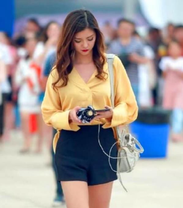  #美女#街拍：身材高挑的美女，一条米色的连衣裙，穿出时尚魅力女人味