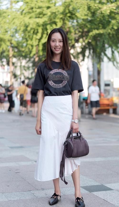 光亮：街拍：小姐姐柔美的丝质上衣搭配光亮的裙子，轻松打造出曼妙身姿
