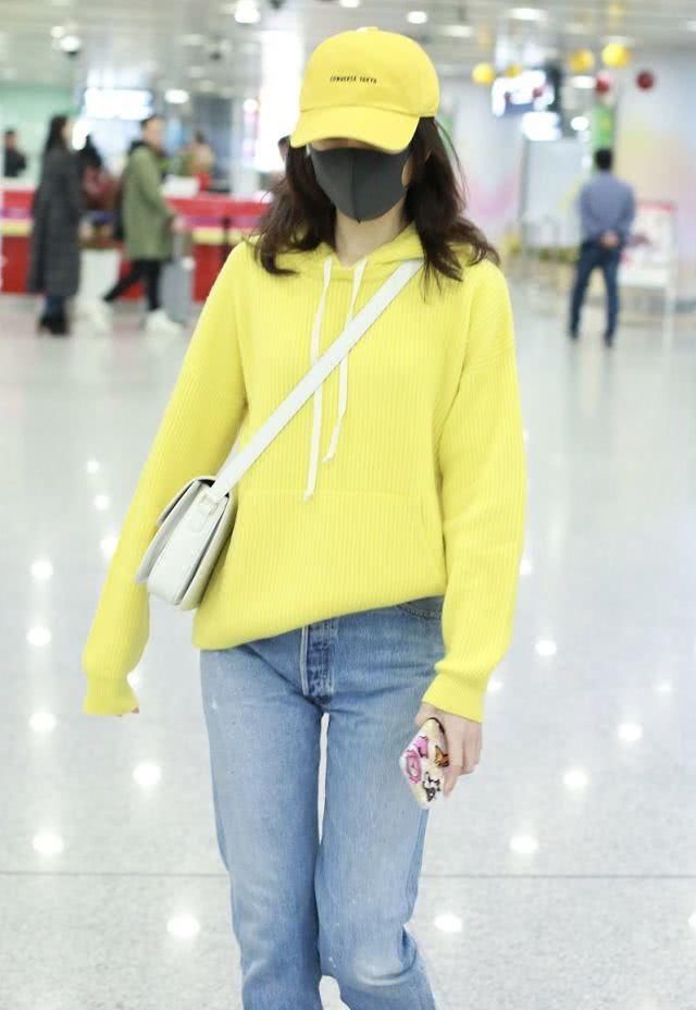 「王鸥」王鸥美出新高度,穿鹅黄卫衣塞半个衣角凹造型,依旧清新女神