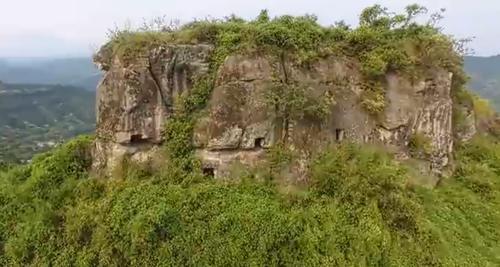 重庆一绝壁发现神秘洞穴群，曾架设过机关暗器，连专家也解释不了