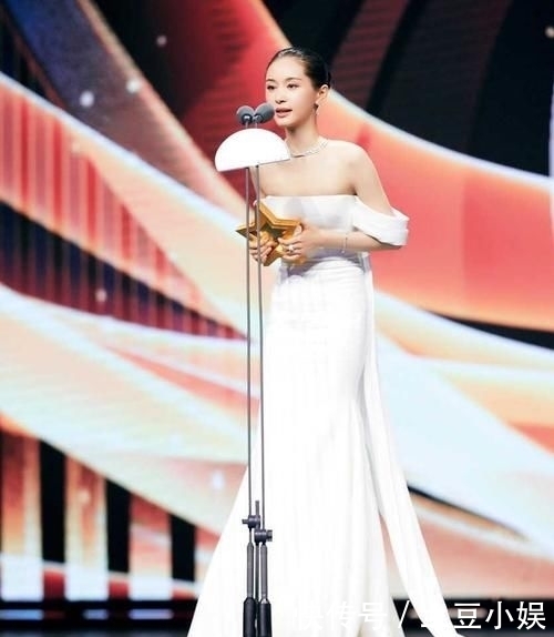 「 早已」抹胸一字裙才惊艳,32岁王子文穿上太仙了!,普通连衣裙早已过时