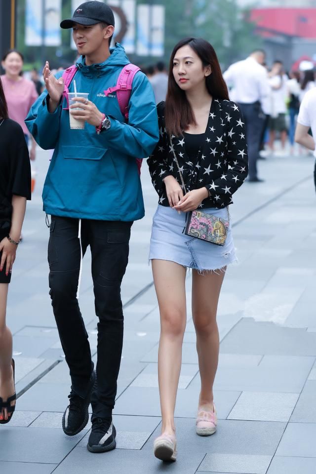 街拍，小女人的成熟穿搭示范，让你走起路来都神采飞扬!