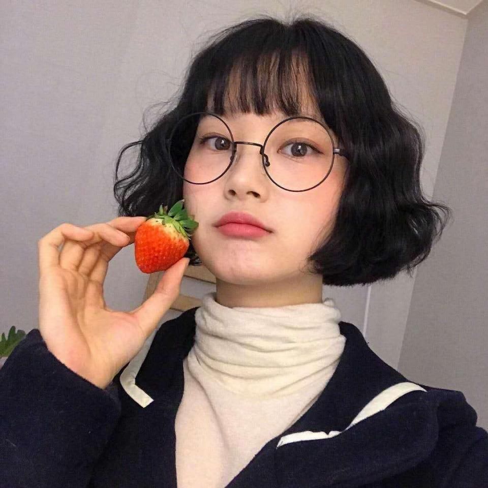 哪些发型对于女生来说是最百搭的，而且还能显脸小?