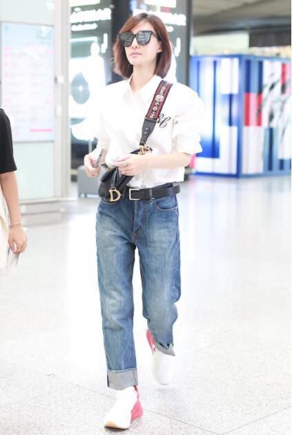 王丽坤白衬牛仔裤,却带了条像10年前的皮带,网友:林更新好眼光