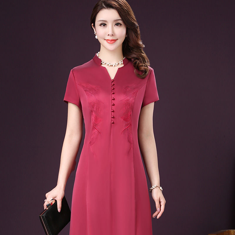 哇塞!新出的连衣裙，比旗袍还优雅，50岁妈妈穿上美的让人心醉