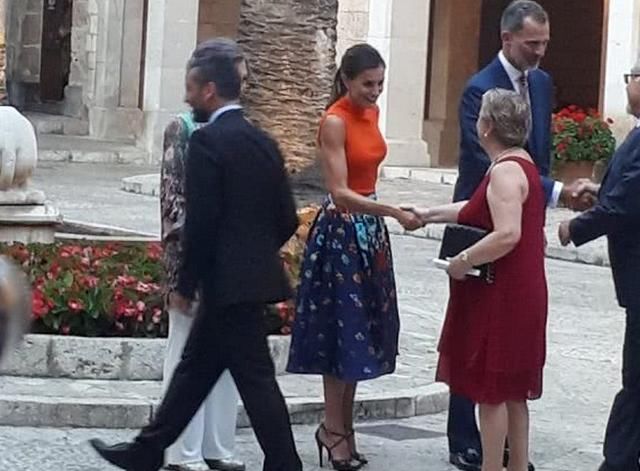 莱蒂齐亚陪婆婆参加晚宴，橙色背心配碎花裙，比凯特王妃更有活力