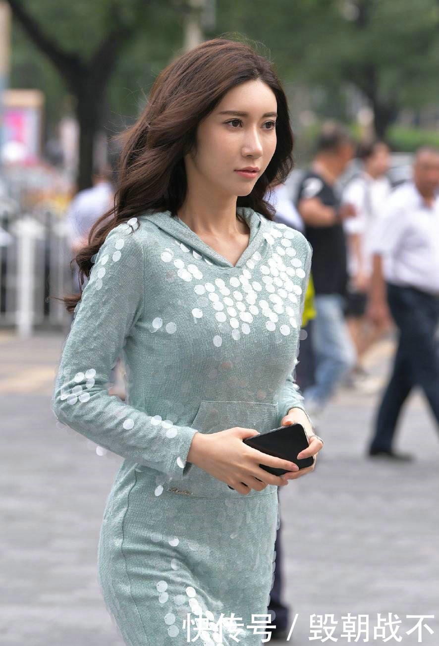 『美女』会反光的亮片连衣裙搭配高跟凉鞋,让美女成为街头最耀眼的明星