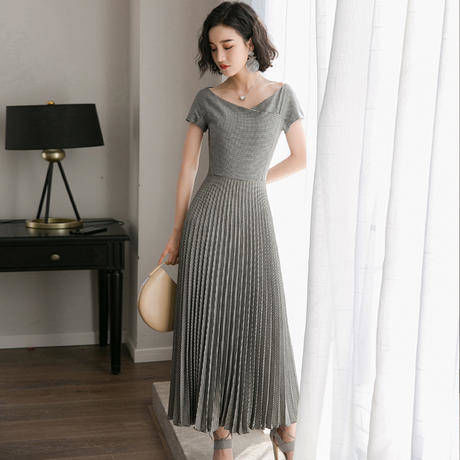 时尚浪漫尽显迷人气场，女人30岁，连衣裙就穿轻龄款