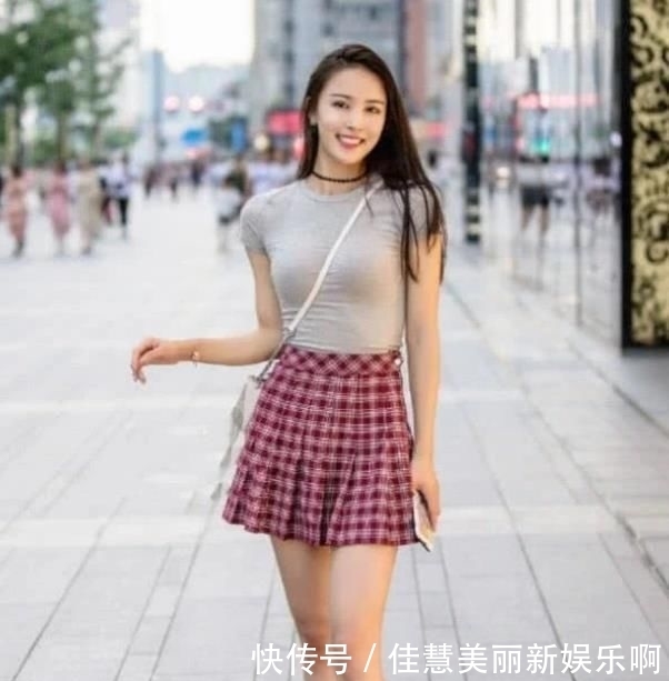  [美女]街拍：身材高挑的美女，一条米色的连衣裙，穿出时尚魅力女人味