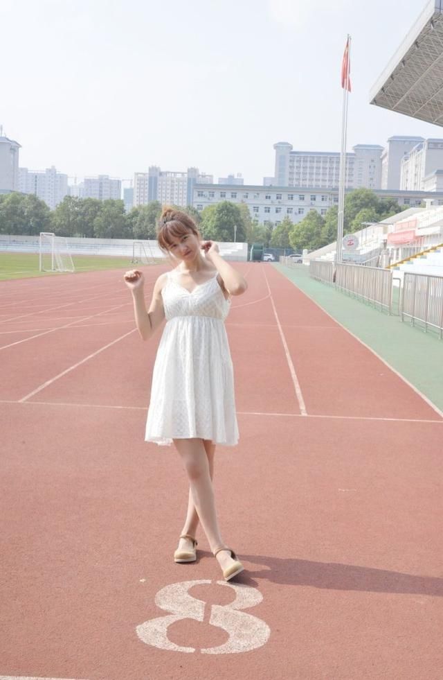 『美女』街拍校园美女,迷人的小妖精
