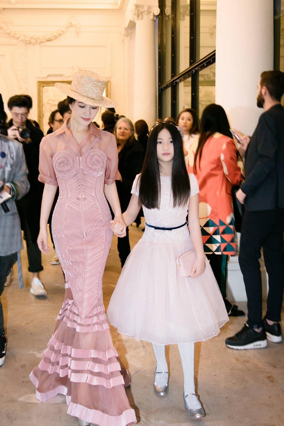 什么叫高级?看这对母女就对了,李湘母女在她们面前都显得太土