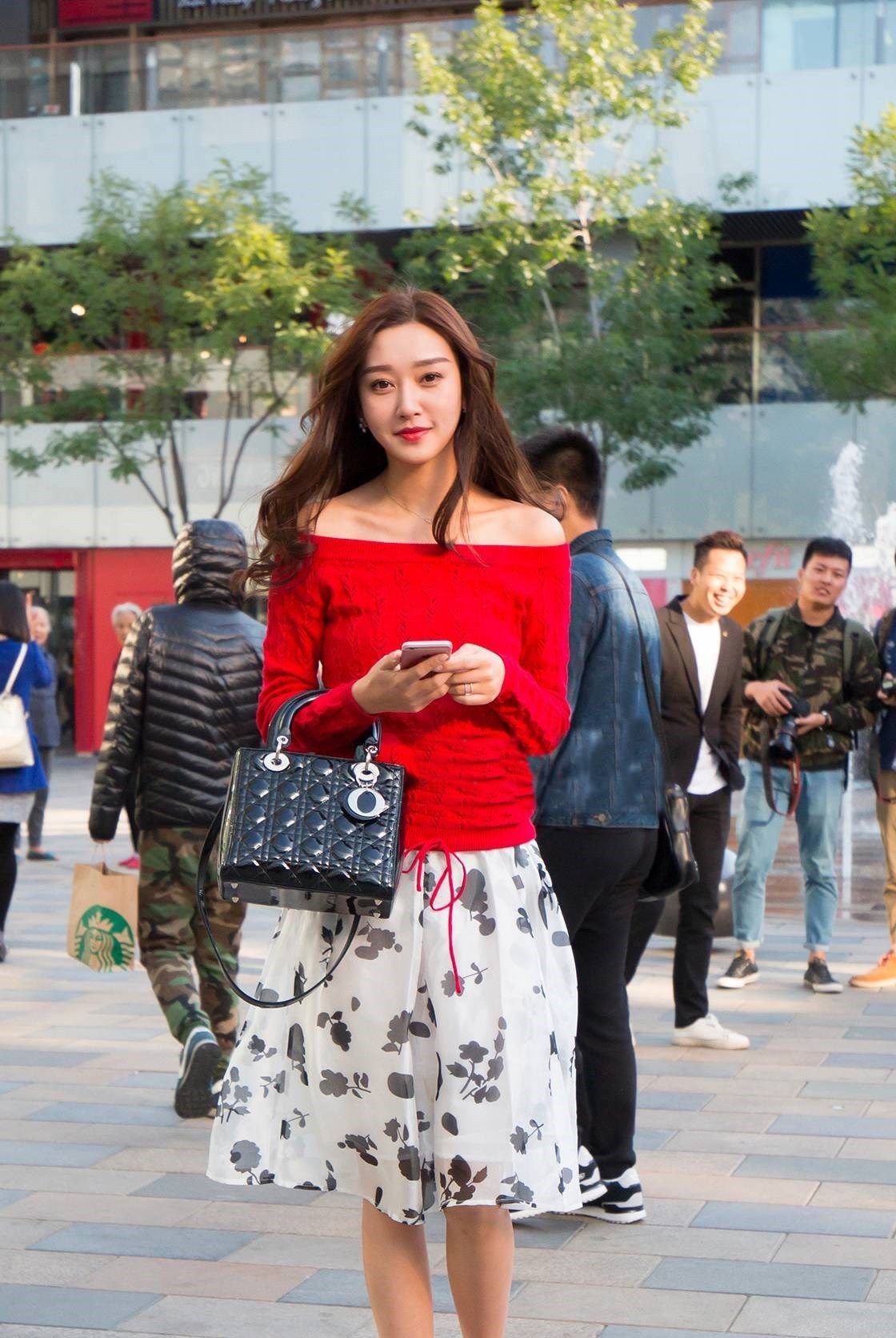  美女■初夏时节,服饰搭配有了新的变化,跟着时尚街区的美女学穿搭