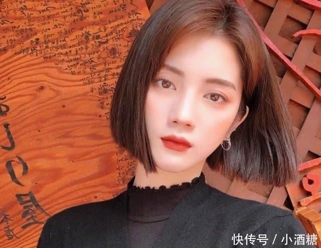 「适合」不会用卷发棒?这个“一刀切”的发型适合你,高级气质又减龄