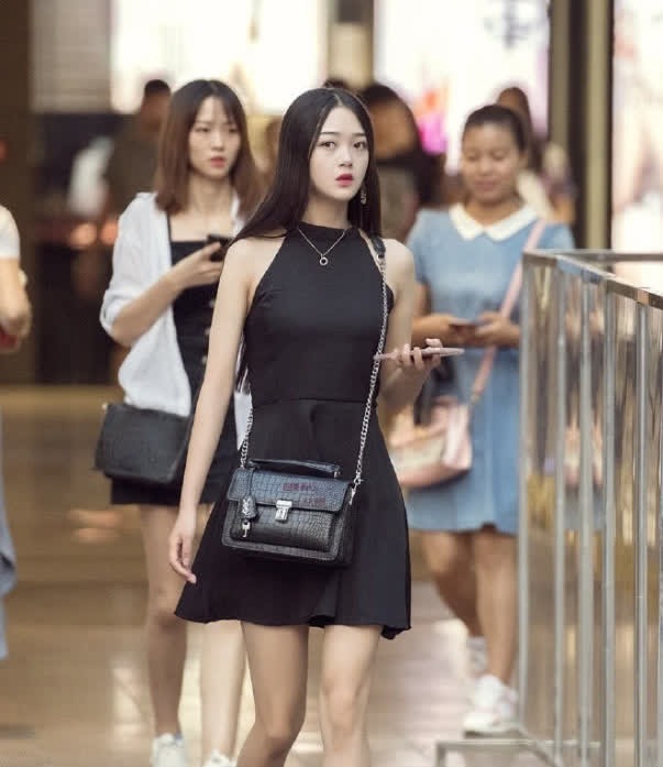  气质|街拍连衣裙美女，展现女性特有的温柔气质