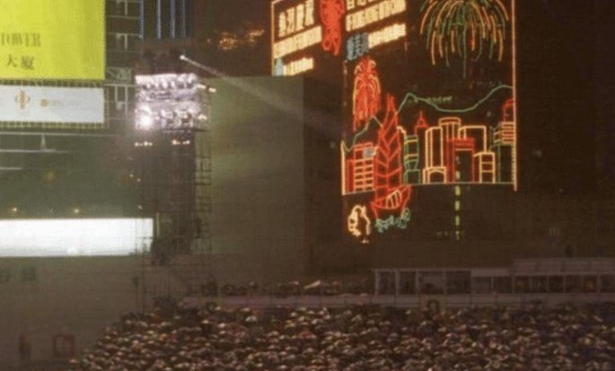 香港回归老照片:入港军队气势磅礴，市民冒雨欢迎解放军进驻