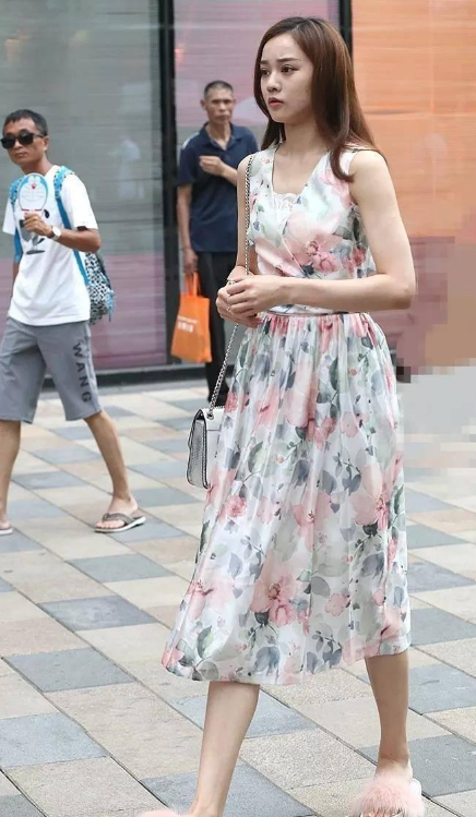 街拍美女：美女在尽情享受的拍照的乐趣 路人在旁边会做什么呢?