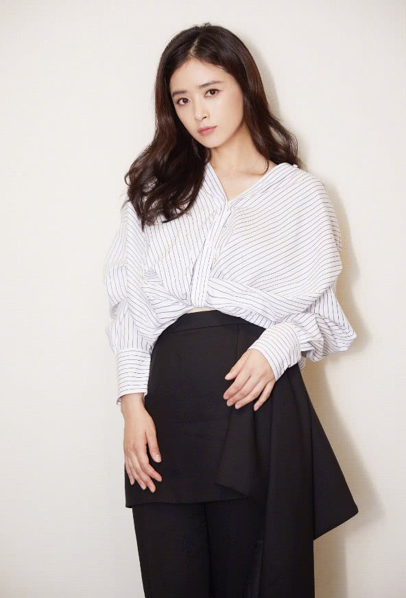 蒋欣在机场亮相，身穿一件连衣裙，裙子很能诠释女性的风情。